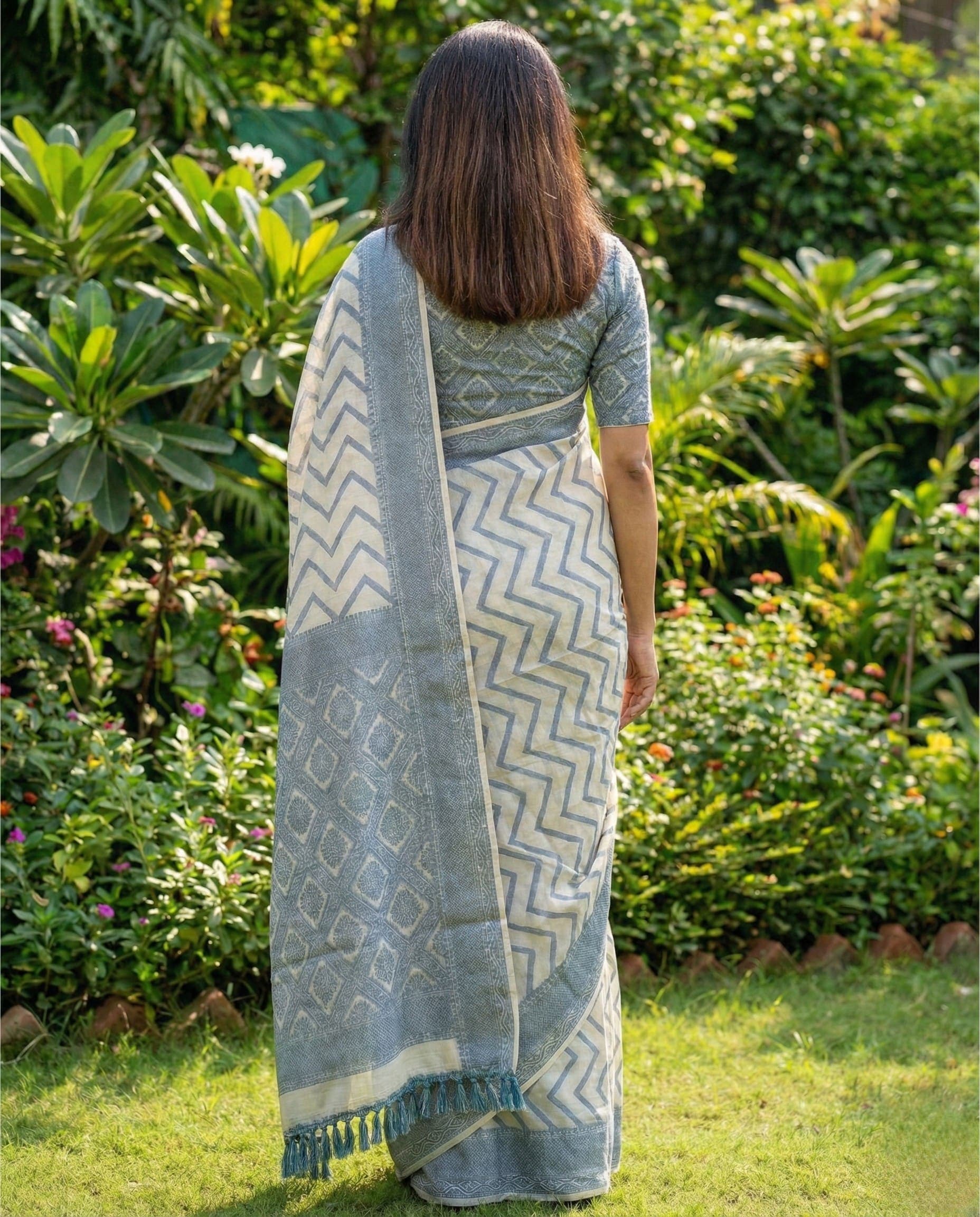 Off-White Saree with Grey Zigzag and Geometric Border - Image 3